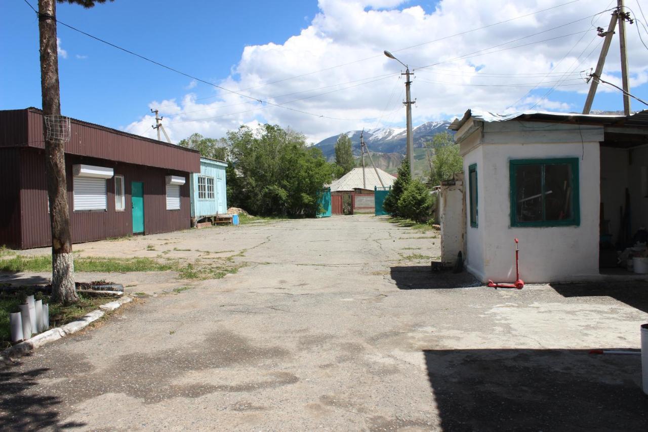 Guest House Jamal Naryn Bagian luar foto